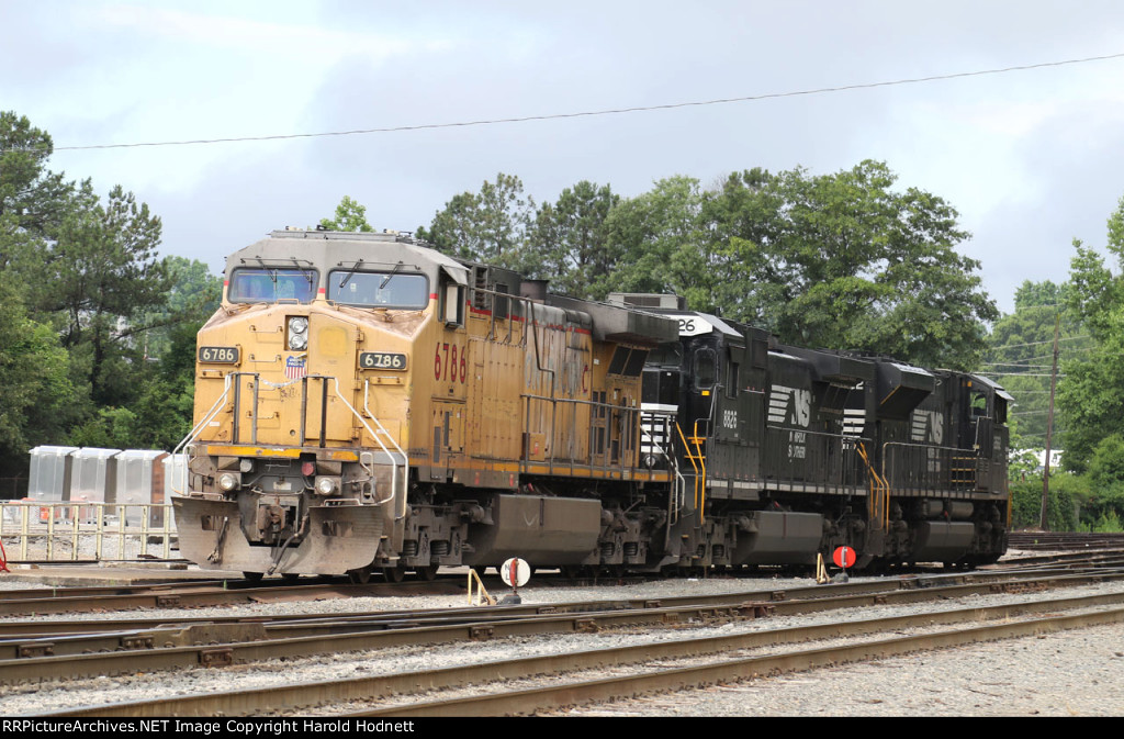 UP 6786 sits in Glenwood Yard with NS 8826 & 2662